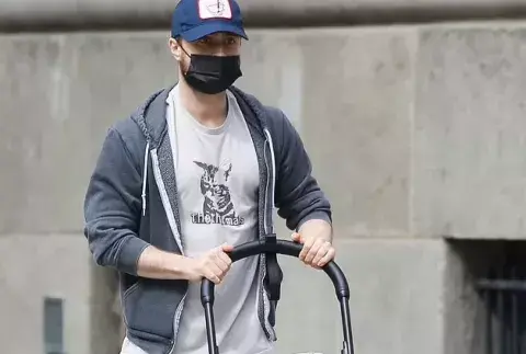 Daniel Radcliffe paseando a su bebé por las calles de New York. Daniel Radcliffe paseando a su bebé por las calles de New York.