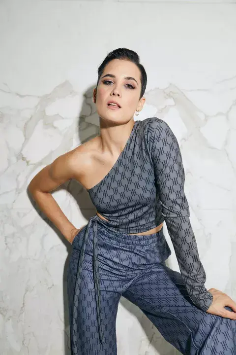 TOP Y PANTALÓN (HELICIA, $16.590 Y $23.000).  