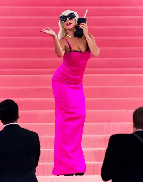 Siempre felices de verla, Lady Gaga la rompió con su perfomance de 2019. Con 4 looks diferentes, todos fueron diseñados por Brandon Maxwell. El tema ese año era: Camp: Notes on Fashion. Siempre felices de verla, Lady Gaga la rompió con su perfomance de 2019. Con 4 looks diferentes, todos fueron diseñados por Brandon Maxwell. El tema ese año era: Camp: Notes on Fashion.