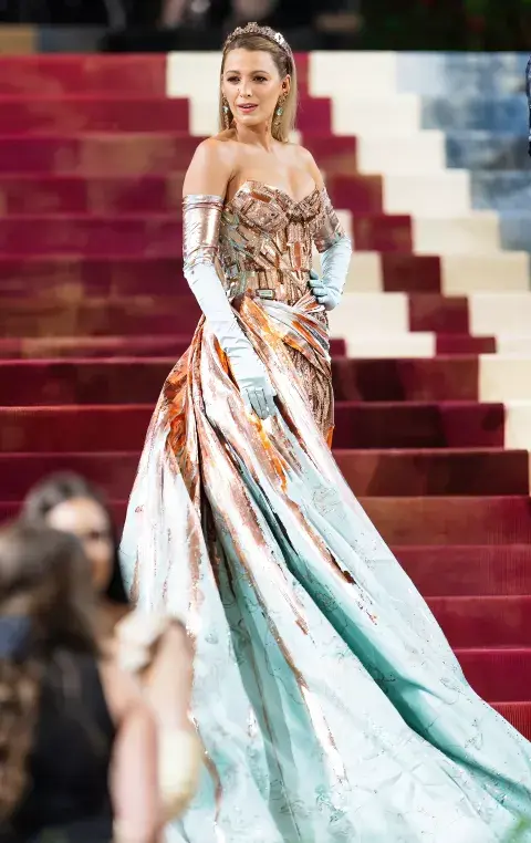 En la gala del año pasado, Black Lively eligió un vestido de Versace para homenajear a la ciudad de Nueva York. El tema ese año era: In America: An Anthology of Fashion (Gilded Glamour) En la gala del año pasado, Black Lively eligió un vestido de Versace para homenajear a la ciudad de Nueva York. El tema ese año era: In America: An Anthology of Fashion (Gilded Glamour)