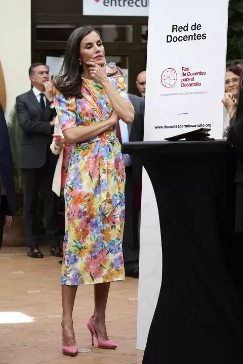 El look floreado de la reina Letizia. El look floreado de la reina Letizia.