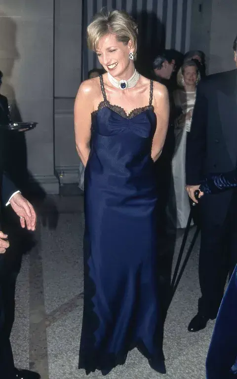 Justo después de su divorcio, la princesa Diana participó de la MET Gala con un vestido de Christian Dior. Justo después de su divorcio, la princesa Diana participó de la MET Gala con un vestido de Christian Dior.