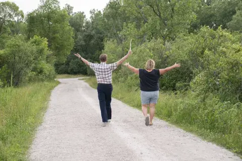 Jeff Hiller y Bridget Everett protagonizan Somebody Somewhere. Jeff Hiller y Bridget Everett protagonizan Somebody Somewhere.