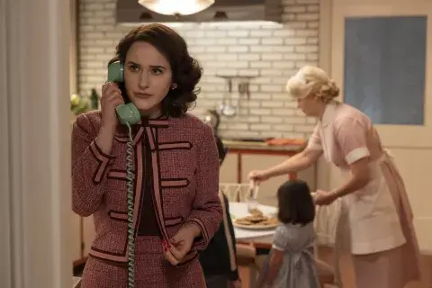 Rachel Brosnahan es la protagonista de The Marvelous Mrs. Maisel. Rachel Brosnahan es la protagonista de The Marvelous Mrs. Maisel.