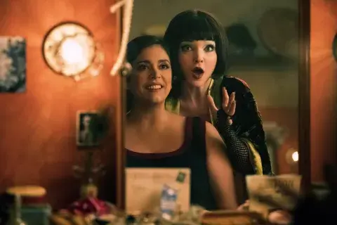 Cecily Strong y Dove Cameron in Schmigadoon! Cecily Strong y Dove Cameron in Schmigadoon!