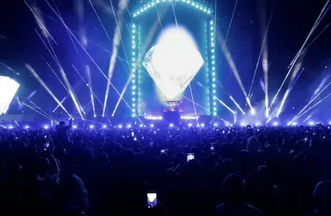 En el primero de sus tres shows en Buenos Aires, el productor de 24 años demostró por qué es el uno, convirtiendo el Hipódromo de Palermo en el escenario perfecto para un espectáculo único. En el primero de sus tres shows en Buenos Aires, el productor de 24 años demostró por qué es el uno, convirtiendo el Hipódromo de Palermo en el escenario perfecto para un espectáculo único.