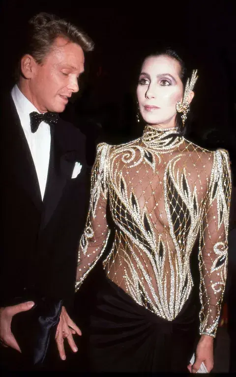 Siempre impresionante, el look de Cher para el MET Gala quedó para la historia. El diseño de Bob Mackie buscó responder la consigna del año: Costumes of Royal India. Siempre impresionante, el look de Cher para el MET Gala quedó para la historia. El diseño de Bob Mackie buscó responder la consigna del año: Costumes of Royal India.