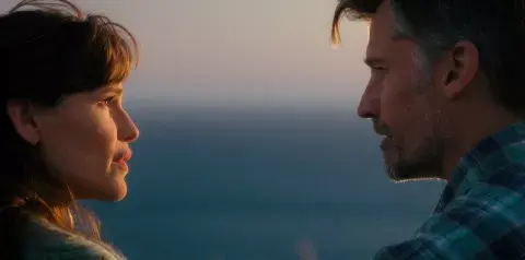 Jennifer Garner y Nikolaj Coster-Waldau en The Last Thing He Told Me Jennifer Garner y Nikolaj Coster-Waldau en The Last Thing He Told Me
