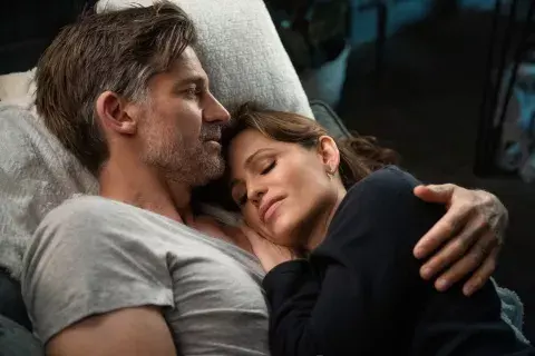 Nikolaj Coster-Waldau y Jennifer Garner protagonizan The Last Thing He Told Me. Nikolaj Coster-Waldau y Jennifer Garner protagonizan The Last Thing He Told Me.