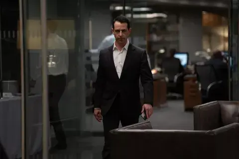 Jeremy Strong da vida a Kendall Roy en Succession. Jeremy Strong da vida a Kendall Roy en Succession.