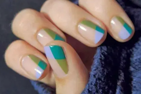 Con la misma técnica con la que hacés las francesitas, podés jugar con diferentes colores y replicar el diseño en todas las uñas. Con la misma técnica con la que hacés las francesitas, podés jugar con diferentes colores y replicar el diseño en todas las uñas.