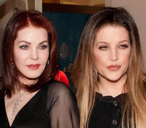 Priscilla Presley junto a su hija, Lisa Marie Presley. Priscilla Presley junto a su hija, Lisa Marie Presley.