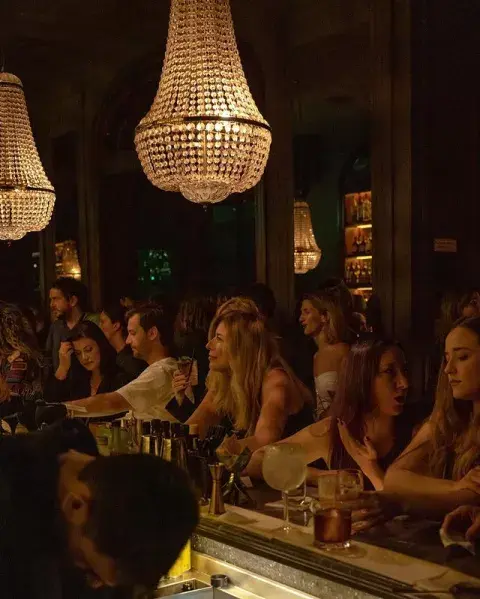 Unos tragos por el Obelisco. Unos tragos por el Obelisco.