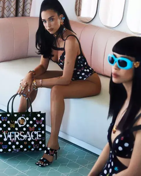 Dua Lipa para Versace.