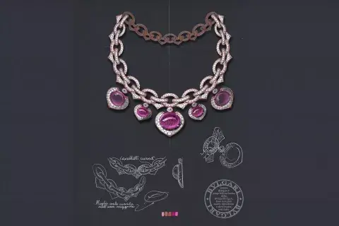 El collar que Anne Hathaway llevó en el desfile de Bulgari. El collar que Anne Hathaway llevó en el desfile de Bulgari.