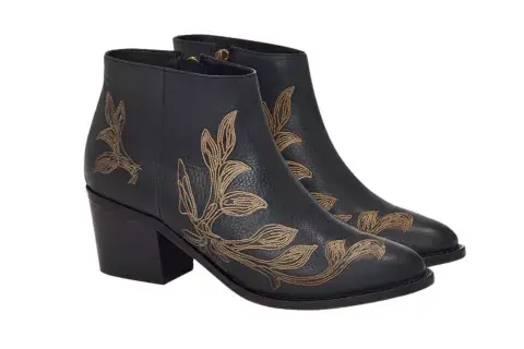 Bordadas estas botas texanas bajas de Clara Barceló son ideales para llevar los días de media estación, las encontras a $62.230. Bordadas estas botas texanas bajas de Clara Barceló son ideales para llevar los días de media estación, las encontras a $62.230.
