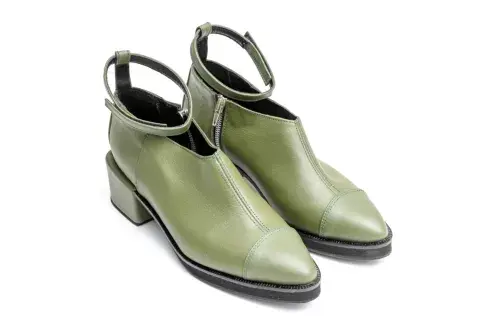 Con un diseño súper original estos zapatos en cuero verde de Chwala son todo lo que esta bien, están a $36.500. Con un diseño súper original estos zapatos en cuero verde de Chwala son todo lo que esta bien, están a $36.500.