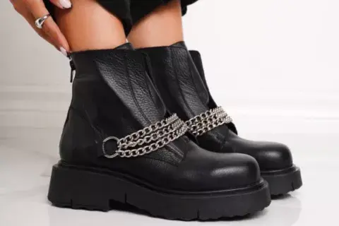 Renová tu vestidor con estas botitas chatas de Herminia Store con cadenas, que podés llevarte por $39.999 Renová tu vestidor con estas botitas chatas de Herminia Store con cadenas, que podés llevarte por $39.999