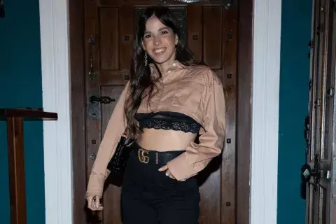 Cande Molfese llegó con un pantalón negro y una camisa crop top súper canchera. Cande Molfese llegó con un pantalón negro y una camisa crop top súper canchera.