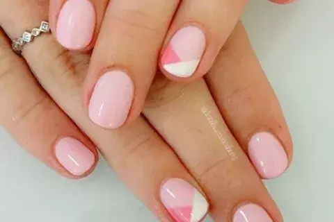 En tonos rosas, podés combinar uñas en pleno y otras con diseño. En tonos rosas, podés combinar uñas en pleno y otras con diseño.