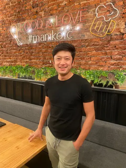 Andrés Chun, primer chef especializado en pollo frito del país, obtuvo su diploma en la Daejon Chicken School de Seúl. Andrés Chun, primer chef especializado en pollo frito del país, obtuvo su diploma en la Daejon Chicken School de Seúl.