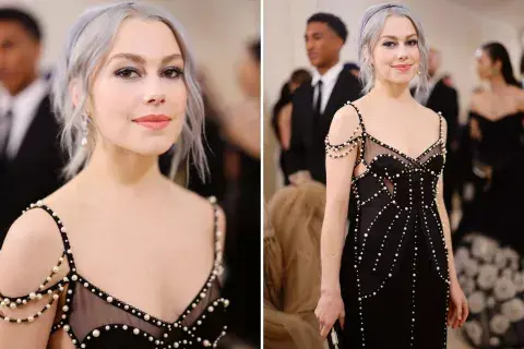 Phoebe Bridgers cambia el total white por un look total black.