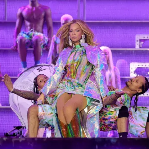 El diseño de Alexander MacQueen para Beyoncé. El diseño de Alexander MacQueen para Beyoncé.