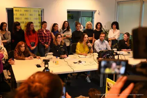 Thelma habló junto a Paola García Rey, directora adjunta de Amnistía Internacional Argentina y sus abogados.