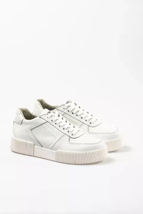 Una zapatilla urbana ultraliviana, con la base de goma de 3 centímetros de altura y plantilla súper confort. Una zapatilla urbana ultraliviana, con la base de goma de 3 centímetros de altura y plantilla súper confort.