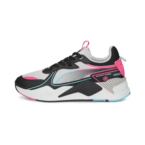 Las nuevas RS-X 3D de la marca suman color a la base blanca, algunos detalles de diseño únicos y tecnología de punta para un calzado muy cómodo, que se lleva con cualquier outfit. Las nuevas RS-X 3D de la marca suman color a la base blanca, algunos detalles de diseño únicos y tecnología de punta para un calzado muy cómodo, que se lleva con cualquier outfit.
