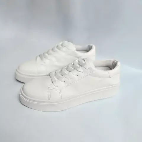 Las sneakers Berkins son las clásicas e imprescindibles sneakers de eco cuero, pero con una base de 4 centímetros de altura que le da un twist muy cool. Las sneakers Berkins son las clásicas e imprescindibles sneakers de eco cuero, pero con una base de 4 centímetros de altura que le da un twist muy cool.