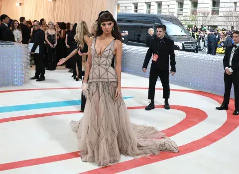 Emily Ratajkowski con un vestido de inspiración años 20 diseñado por Tory Burch. Emily Ratajkowski con un vestido de inspiración años 20 diseñado por Tory Burch.