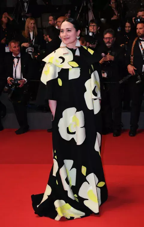 Valentino y Jamie Okuma son quienes están detrás del outfit de Lily Gladstone. Valentino y Jamie Okuma son quienes están detrás del outfit de Lily Gladstone.