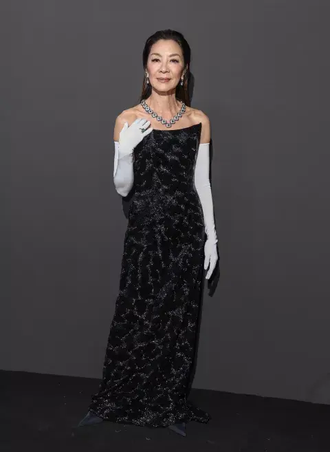 Michelle Yeoh eligió, para uno de sus looks, un vestido de Balenciaga Couture. Michelle Yeoh eligió, para uno de sus looks, un vestido de Balenciaga Couture.