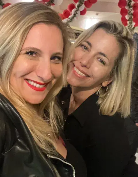 Todas las semanas, Karen se reserva un día para salir con amigas. Todas las semanas, Karen se reserva un día para salir con amigas.
