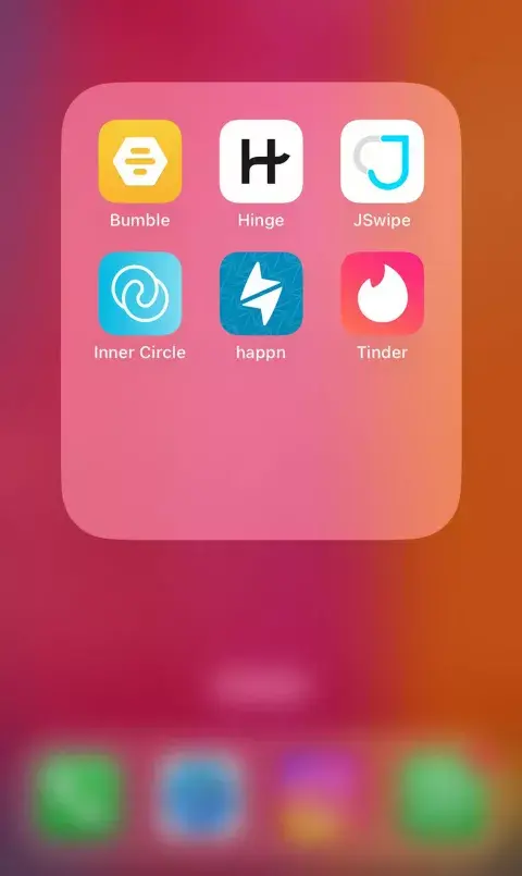 Karen Barg se instaló muchas apps en su celu. Karen Barg se instaló muchas apps en su celu.