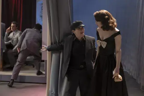 Alex Borstein y Rachel Brosnahan en el último episodio de la serie. Alex Borstein y Rachel Brosnahan en el último episodio de la serie.