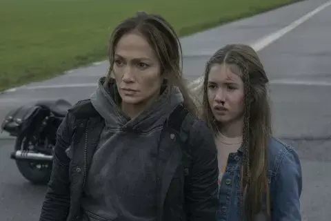Madre e hija contra el resto del mundo. Madre e hija contra el resto del mundo.
