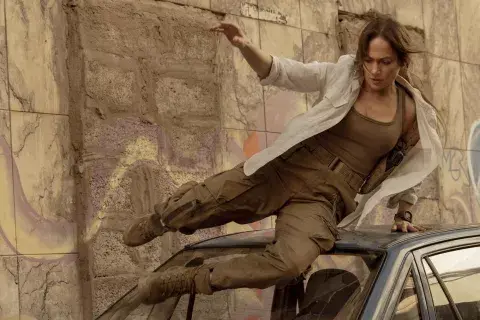 JLo a pura superacción en el nuevo estreno de Netflix. JLo a pura superacción en el nuevo estreno de Netflix.
