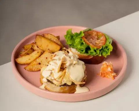 La hamburguesa de garbanzos y tempeh en Mudrá. La hamburguesa de garbanzos y tempeh en Mudrá.