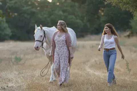 Merritt Wever y Kathryn Hahn  son madre e hija en Pequeñas cosas hermosas.