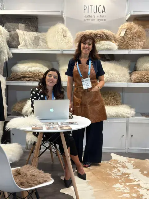 Paula e Inés Saad, en la firma de diseño de cueros y pieles Pituca. Paula e Inés Saad, en la firma de diseño de cueros y pieles Pituca.