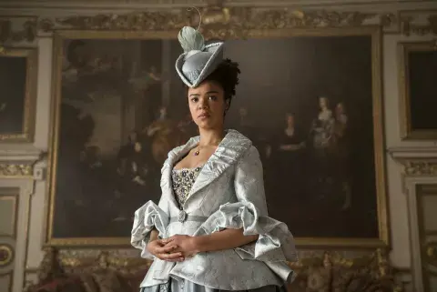 India Amarteifio da vida a la joven Queen Charlotte.