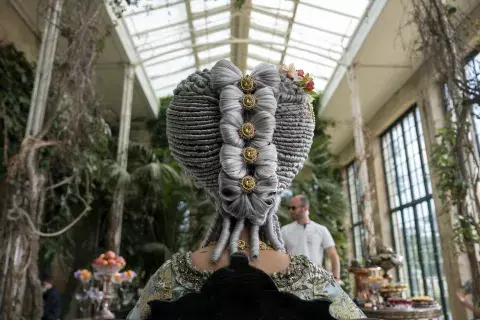 Las pelucas de Queen Charlotte son un elemento clave del diseño de los personajes. Las pelucas de Queen Charlotte son un elemento clave del diseño de los personajes.