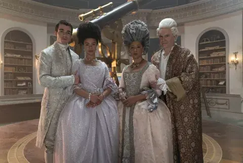 La reina Charlotte y el rey George, en sus versiones jóvenes y adultas. La reina Charlotte y el rey George, en sus versiones jóvenes y adultas.