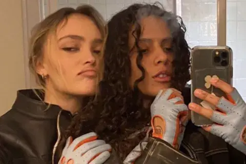 “Cuatro meses con mi crush”, escribió Lily-Rose Depp en sus redes sociales. “Cuatro meses con mi crush”, escribió Lily-Rose Depp en sus redes sociales.