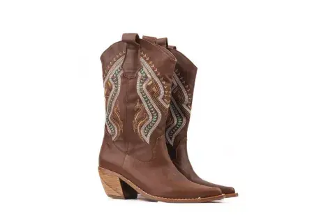 Súper trendy y canchera, perfectas para usar a toda hora, estas texanas de Batistella, a $34.800. Súper trendy y canchera, perfectas para usar a toda hora, estas texanas de Batistella, a $34.800.