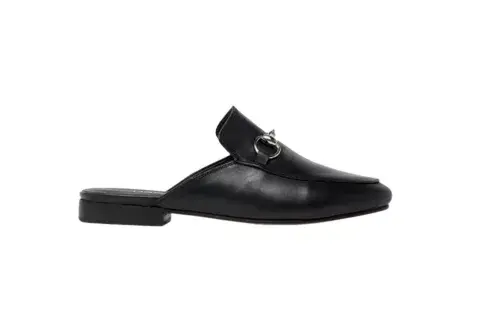 En cuero y con un detalle en la cadena de metal, este modelo de mules de Paruolo no te puede faltar en el placard, están a $36.899. En cuero y con un detalle en la cadena de metal, este modelo de mules de Paruolo no te puede faltar en el placard, están a $36.899.