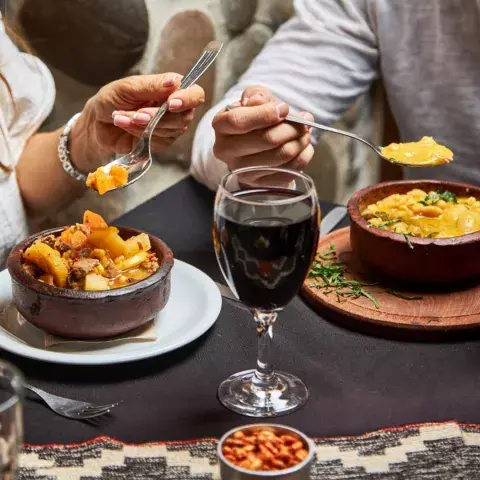 1810 es EL lugar para disfrutar de un almuerzo patrio.