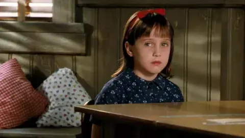 Mara Wilson: “No creo que puedas ser una estrella infantil sin que haya ningún tipo de daño duradero”. Mara Wilson: “No creo que puedas ser una estrella infantil sin que haya ningún tipo de daño duradero”.